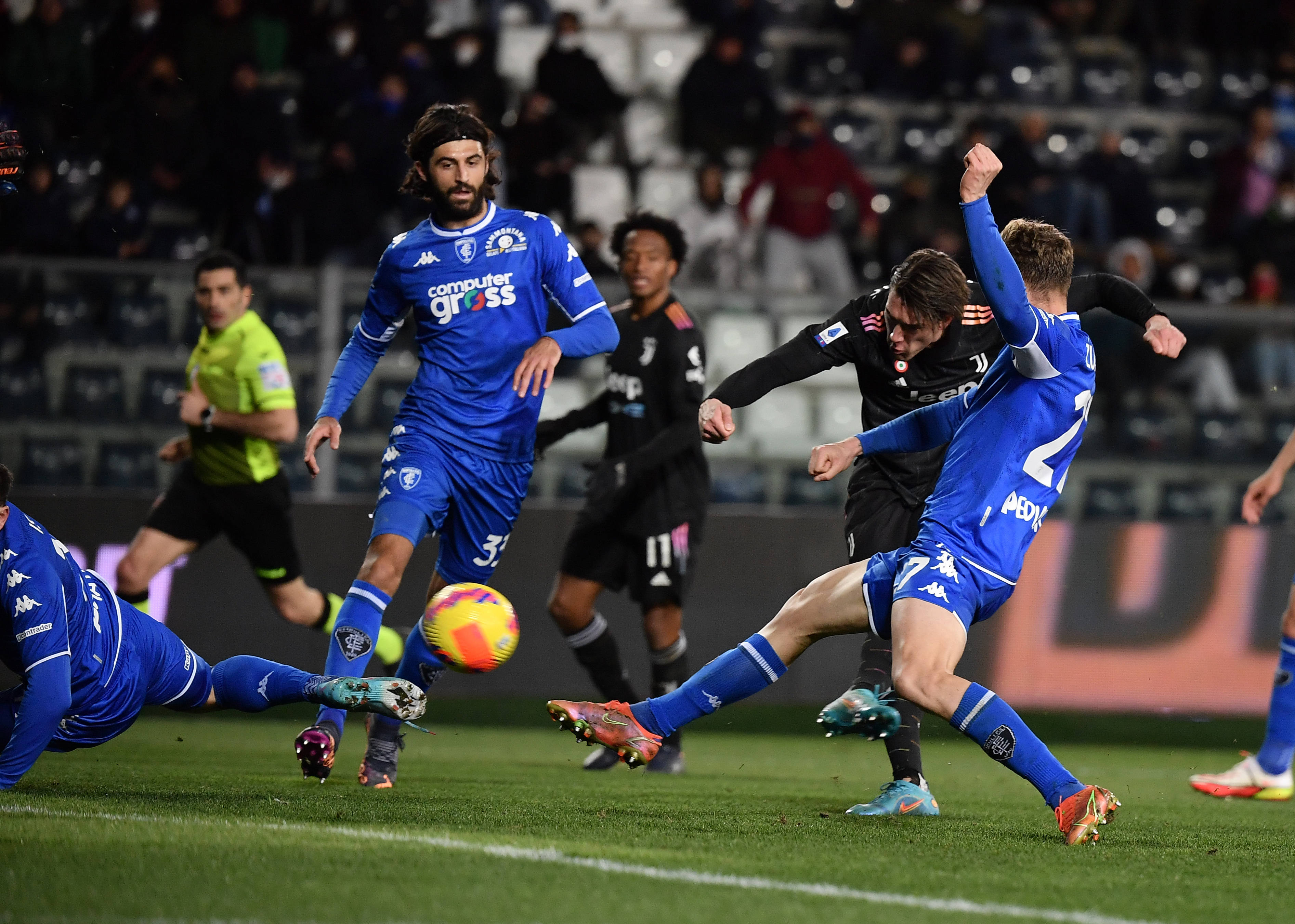 YY Sports-冲刺阶段曼联完成体检：亚冠节点到来；悬念犹存；更衣室氛围转暖(曼联利物浦在线直播)